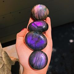 ✩ Sarida Crystals ✩ (@saridacrystals) • Instagram photos and videos Star Witch, Crystal Background, Pretty Rocks, Purple Labradorite, Stone Collection, Stone Crystal, Gems And Minerals, Always And Forever, Stone Bracelet