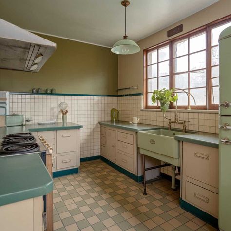 30  Kitchen Inspirations That Will Make You Swoon 1940s Bungalow Kitchen, Vintage Kitchen Layout, 1930 Kitchen 1930s Style, 1950s Inspired Kitchen, 1945 Kitchen, 1920s Kitchen Original, Marble Kitchen Inspiration, 1930 Interior Design, 1920s Kitchen Remodel