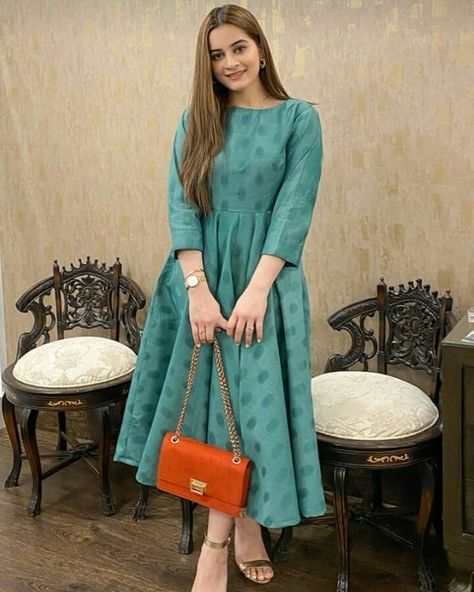 Pakistani Frocks, Long Frocks Designs, Frock Fashion, Pakistani Dresses Casual, Long Frocks, Simple Pakistani Dresses, Fancy Dress Design, Stylish Dress Book, Stylish Dresses For Girls