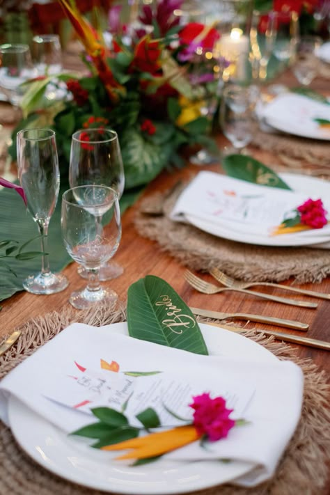 Tropical Wedding Place Setting, Wedding Themes 2024, Guy Birthday Party, Tropical Disco Party, Dark Tropical Wedding, Disco Garden Party, Tropical Wedding Table, Jimmy Buffett Party, Tropical Party Theme