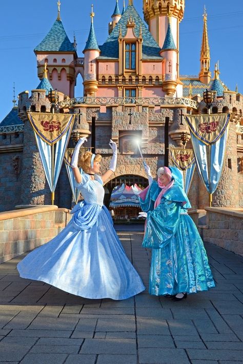 Chateau Disney, Cosplay Disney, Disneyland Princess, Disney Parque, Bibbidi Bobbidi Boo, Disney Face Characters, Disney Photography, Disney Side, Disney Cosplay