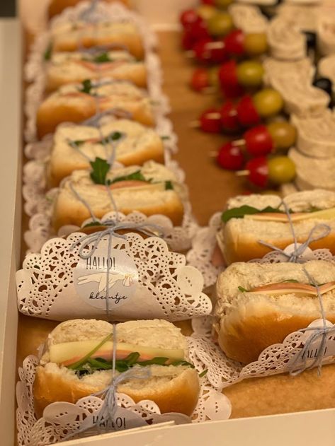 Sandwich Boxes For Party, Mini Baguette Sandwiches, Refreshing Sandwiches, Sandwich Display Ideas For Party, Mini Sandwiches For Parties, Sandwich Catering, Sandwich Buffet, Catering Food Displays, Sandwich Box