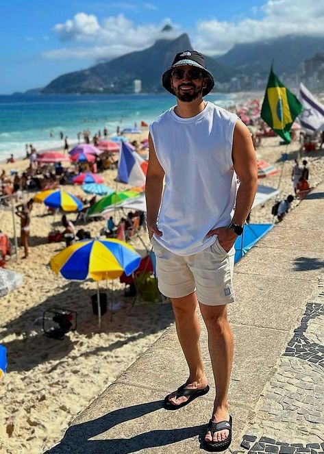 Outfits For Goa Men, Goa Dressing For Men, Bali Outfit Men, Goa Outfits For Men, Cancun Outfits Men, Mauritius Outfits, Beach Hats Outfit, Hat Men Outfit, Summer Outfits Men Beach