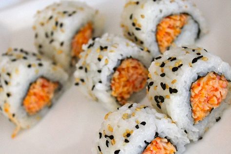 One of the most famous foods that come out of the Japanese cuisine is the sushi. This both traditional and "fast food" from Japan was popular since forever Spicy Crab Sushi Roll, Spicy Crab Roll, Resep Sushi, Crab Sushi, Crab Sticks, Sushi Roll Recipes, Crab Rolls, Spicy Crab, Sushi At Home