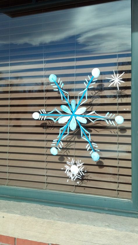 Snow Flake Window Painting, January Window Painting, Frozen Window Painting, Snowflake Window Painting, Winter Window Painting Ideas, Diy Christmas Window Decorations, Window Decorations For Christmas, Winter Window Painting, Diy Christmas Window