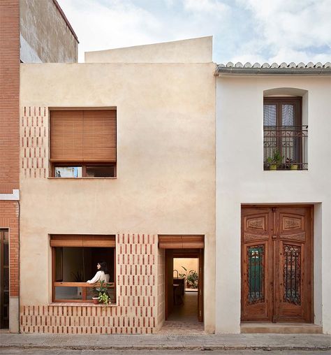 vertically clad bricks ornament casa carceller's facade in spain Stilted House, Solid Brick, Facade Cladding, Japan Architecture, Kengo Kuma, Brick Architecture, Brick Facade, Valencia Spain, Green Roof