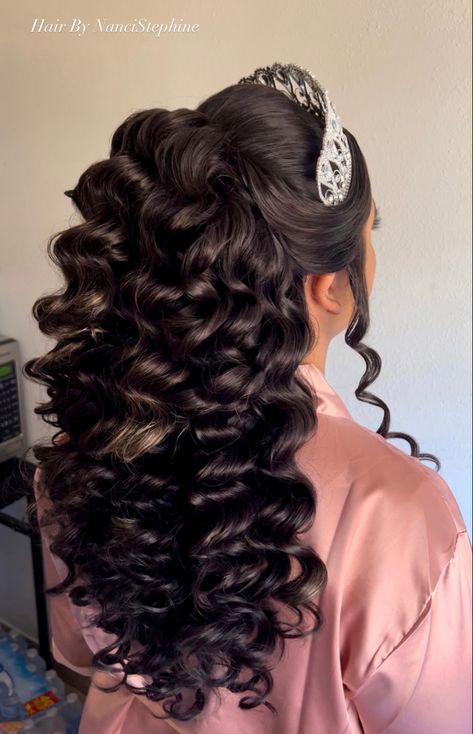 Quinceanera Hairstyles Shoulder Length, Qencenera Hairstyles For Long Hair, Unique Quince Hairstyles, Hairstyles For 15 Party Hair Ideas, Qencenera Hair, Quinceanera Hairstyles Loose Curls, Quince Hair With Bangs, Hairstyle For Quince, Quinceanera Hairstyles With Bangs