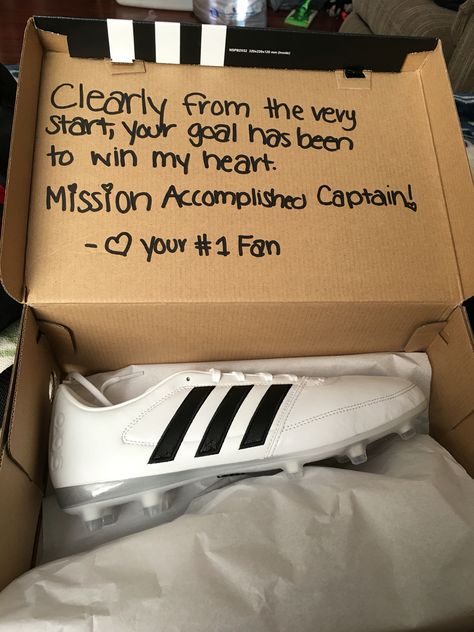 Cute Valentines Idea for the Soccer players, in this case mines a captain #Valentines2016 Diy Gifts For Boyfriend Birthday, Soccer Valentines, Best Friend Birthday Surprise, Gifts For Boyfriend Long Distance, Birthday Poster Diy, Gifts For Boyfriend Birthday, Cute Valentine Ideas, Valentines Idea, Friends Valentines Day