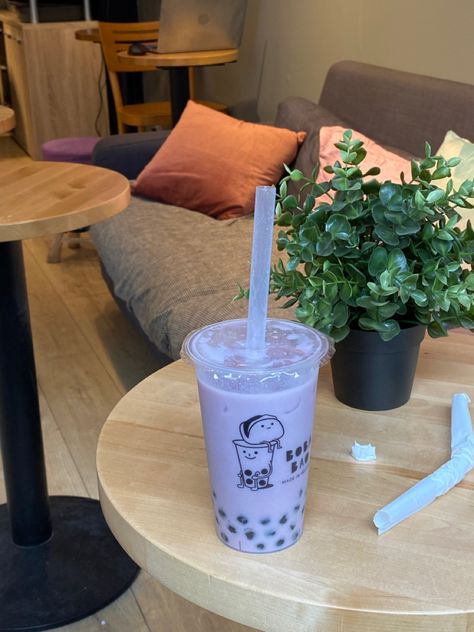 taro milk boba Taro Milk Tea Aesthetic, Boba Taro, Boba Aesthetic, Taro Milk Tea, Taro Boba, Boba Shop, Big Snacks, Candy Drinks, Pretty Phone Wallpaper