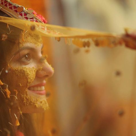 Haldi Look Photoshoot, Haldi Function Poses For Bride, Haldi Ceremony Look For Bride, Haldi Photoshoot Ideas For Bride, Haldi Bride Photoshoot, Haldi Ceremony Picture Ideas, Poses For Haldi Bride, Haldi Photo Ideas For Bride, Haldi Ceremony Photoshoot Ideas