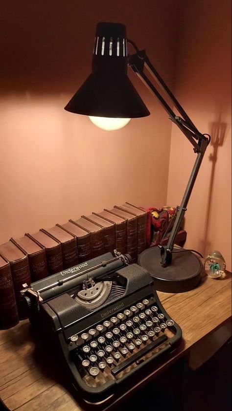 Gadgets Aesthetic, Underwood Typewriter, Antique Typewriter, Portable Typewriter, Casa Vintage, Dead Poets Society, Dark Academia Aesthetic, Aesthetic Home, Vintage Typewriters