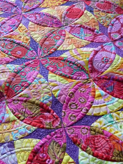 Kaffe Fassett Quilts, Cathedral Window, Freemotion Quilting, Longarm Quilting Designs, Circle Quilts, Machine Quilting Designs, Free Motion Quilt Designs, Colorful Quilts, Modern Quilt Patterns