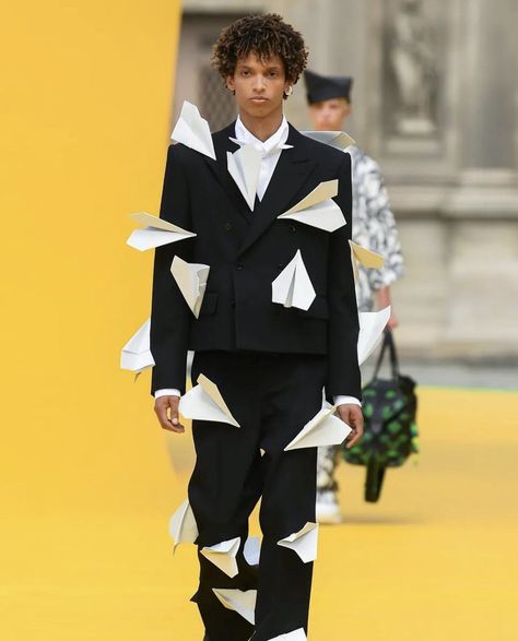 Virgil Abloh Runway, Lv Menswear, Virgil Abloh Off White, Cubism Fashion, Louis Vuitton Design, Avangard Fashion, Virgil Abloh Louis Vuitton, Off White Virgil Abloh, Nike Slippers