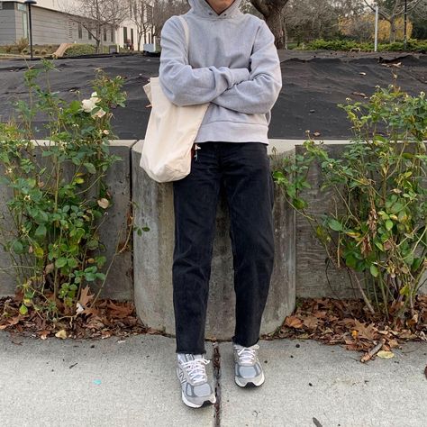 Gray Sweater Outfit Men, Running Shoes Outfit Men, Gray Sweater Outfit, Sweater Outfit Men, Gray Hoodie Outfit, Japanese Street Fashion Men, Hoodie Man, Grey Sweater Outfit, Sweater Outfits Men