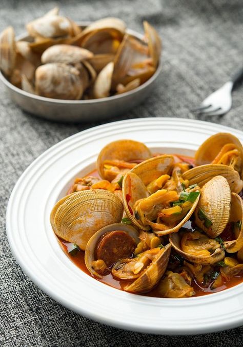 Spanish Clams and Chorizo Chorizo Recipe, Squid Recipes, Steamed Clams, Chorizo Recipes, Mozzarella Recipes, Clam Recipes, Shellfish Recipes, Portuguese Recipes, Food 52