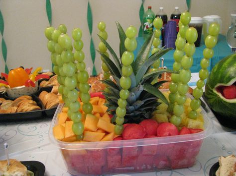 seaweed fruit tray Under The Sea Vegetable Tray, Mermaid Party Fruit Tray, Under The Sea Fruit Ideas, Sea Themed Birthday Party Food, Under The Sea Fruit Tray, Mermaid Veggie Tray, Birthday Fruit Tray, Under The Sea Charcuterie Board, Mermaid Fruit Tray