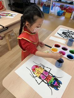 Symmetrical Bugs Art Lesson, 2nd Grade Watercolor Art Lessons, Fun Art Lessons Elementary, Year 1 Art Activities, Art Lessons Preschool, Symmetry Art Lesson Elementary, Best Kindergarten Art Projects, Symmetry Art Projects Elementary, Bug Art Projects For Kids