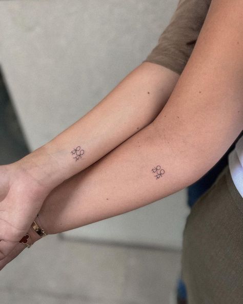 3 Sister Tattoos, Siblings Tattoo For 3, Matching Tattoos For Siblings, Cute Sister Tattoos, Small Sister Tattoos, Pretty Flower Tattoos, Sister Tattoo Designs, Sisters Tattoo, Small Matching Tattoos