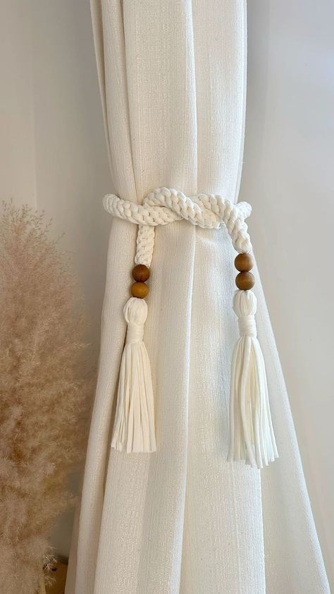 Curtains Holder Diy, Minimalist Living Room Furniture, Flat Decor, Curtain Holder, Doll Diy Crafts, Macrame Curtain, Curtain Ties, Embroidery Designs Fashion, Macrame Ideas