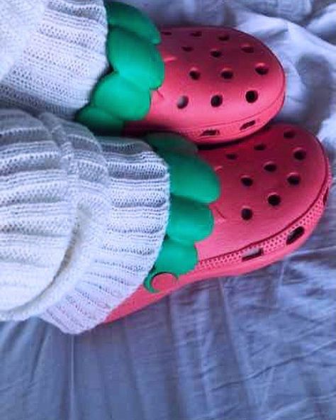 Strawberry Crocs Outfit, Strawberry Aesthetic Outfit, Strawberry Crocs, Strawberry Shoes, Crocs Cute, Strawberry Accessories, Crocs Aesthetic, Strawberry Things, Strawberry Outfit