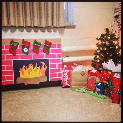 Construction paper fireplace!! Paper Fireplace, Diy Christmas Fireplace, Construction Paper Crafts, Diy Christmas Decorations, Design Salon, Play Areas, Christmas School, Office Christmas Decorations, Preschool Christmas