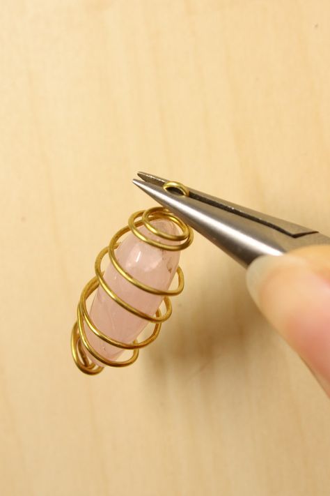 How to Wire Wrap a Stone - Spiral Cage Method Etched Jewelry, Caged Necklace, Jewelry Post, Wire Wrapping Stones, Diy Wire Jewelry, Homemade Jewelry, Old Jewelry, Sea Glass Jewelry, Copper Jewelry