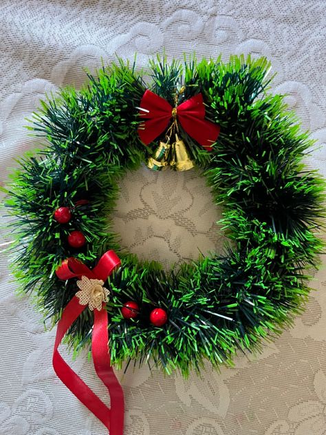 A simple and easy DIY Christmas wreath made with embroidery hoop Simple Christmas Wreath Ideas Easy Diy, Easy Christmas Wreaths Diy, Easy Diy Christmas Wreath, Diy Christmas Wreath, Study Flashcards, Easy Christmas Wreaths, Diy Gift Set, Diy Simple, Xmas Wreaths