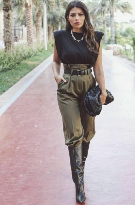 Muscle Tee Outfits, Paperbag Hose, Street Style Outfits Casual, Walking Down The Street, Paris Chic, Stylish Work Outfits, Influencers Fashion, Muscle Tee, Vogue Paris