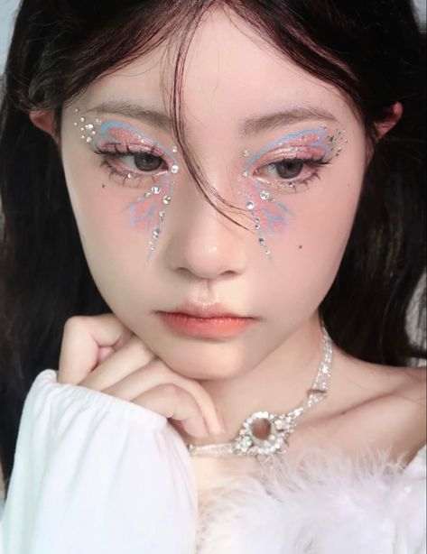 Butterflies Eye Makeup, Douyin Makeup Fairy, Douyin Butterfly Makeup, Butterfly Inspired Eye Makeup, Pink Butterfly Makeup Look, Futuristic Makeup, Vibrant Makeup, Butterfly Makeup, Face Art Makeup