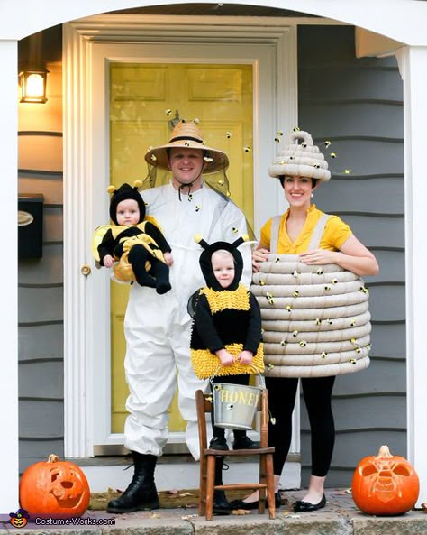 Bumble Bee, Beehive, Honey Pot, and Beekeeper - family halloween costume Diy Fantasia, Sibling Halloween Costumes, Themed Halloween Costumes, Costumes For Halloween, Halloween Costumes For 3, Bee Costume, Homemade Costumes, Halloween Costume Contest, Halloween Desserts