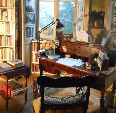 Writer's studio Writer Apartment Aesthetic, Writer's Table Aesthetic, Writing Studio Aesthetic, Writer Office Ideas, Writer Setup, Writers Apartment, Writing Studio Workspaces, Writer Office Aesthetic, Writing Nook Writers Work Spaces