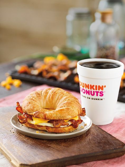 Dunkin' Donuts sweet black pepper bacon breakfast sandwich #ad Sandwich Breakfast Ideas, Dunkin Donuts Breakfast, Donkin Donuts, Starbucks Project, Soup With Bone Broth, Bacon Breakfast Sandwich, Dunkin Dounuts, Dunkin Donuts Menu, Dunkin Donuts Drinks