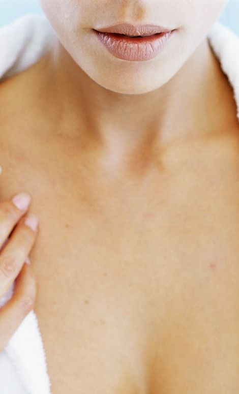 Have you ever wondered what causes chest acne? Chest acne can be linked to a number of pore clogging, skin irritating culprits. From excessive sweating to a reaction to synthetic materials or breakouts from fabrics, to hormones, we are sharing 4 causes of chest acne and how to get rid of chest and body breakouts, here. Hormonal Acne Diet, Body Breakouts, Chest Acne, Natural Acne Remedies, Acne Causes, Hormonal Acne, Excessive Sweating, Face Acne, Cystic Acne