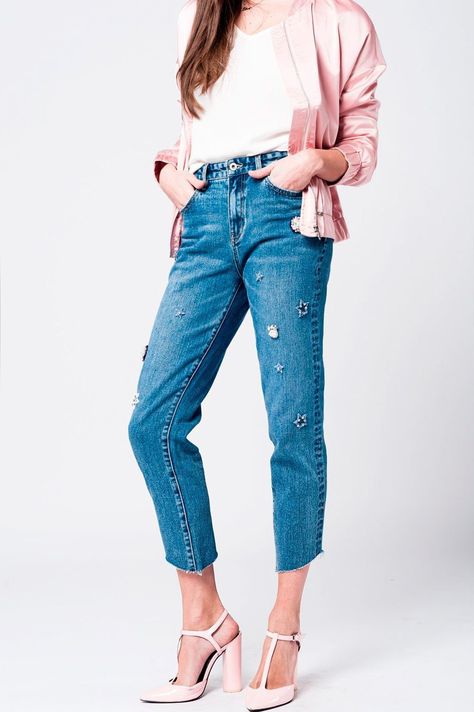 Light wash denim high waist pants with asymmetric and stepped hem and star embroidery. Product Specifications  80% Cotton 18% Polyester 2% Rayon. Model is wearing size S.  Model is: 87-61-89 Height: 1'80m. Runs true to size. Regular Fit. Style Nº: 33423110. Please allow 7 business days to process order in addition to s Mom's Jeans, Minimalist Winter Wardrobe, Embroidered Stars, Stylish Mom, Minimalist Dresses, Jeans Mom, High Waist Pants, Winter Tops, Light Wash Denim