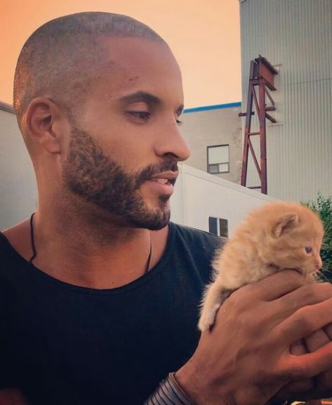 Ricky Wittle Ricky Whittle The 100, Lincoln The 100, Shaved Head Styles, Bald Boy, Lexa E Clarke, Ricky Whittle, Film Anime, Beard Look, American Gods