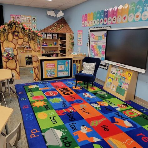 Childcare Center Ideas, Prek Room Set Up Ideas, Pre K Classroom Themes, Pre K Classroom Set Up, Pre K Classroom Ideas, Prek Classroom Setup, Daycare Building, Classroom College, Preschool Classroom Layout