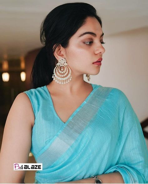 Designer Saree Blouse Designs, Saree With Sleeveless Blouse, Ahaana Krishna, Sky Blue Saree, Blue Blouse Designs, Designer Saree Blouse, Formal Saree, Fancy Dress Halloween Costumes, Blue Silk Saree