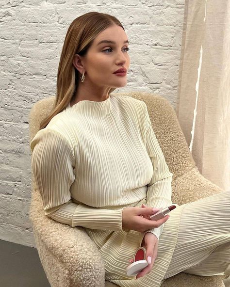 Rose Huntington Whiteley, Rose Huntington, Jennifer Lopez Hair, Rosie Huntington Whiteley Style, Rosie Hw, Honey Blonde Hair Color, Buttery Blonde, Going Blonde, Golden Blonde Hair