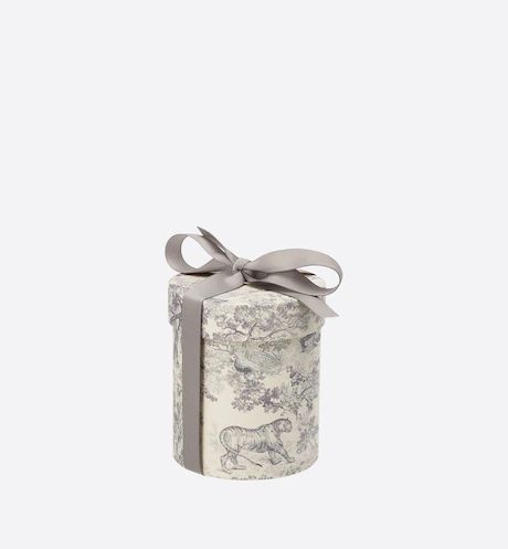 Small Candle Toile de Jouy | DIOR Gris Dior, Gift Box Design, 카드 디자인, Candle Packaging, Paper Board, Baby Clip Art, Maria Grazia Chiuri, Small Candles, Maria Grazia