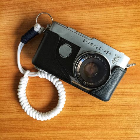 Lomography Tutorials - Adjustable Snake Knot Camera Strap · Lomography Camera Strap Tutorial, Snake Knot Paracord, Paracord Camera Strap, Diy Camera Strap, Diy Snake, Crafts For Beginners, Paracord Belt, Paracord Crafts, Paracord Accessories