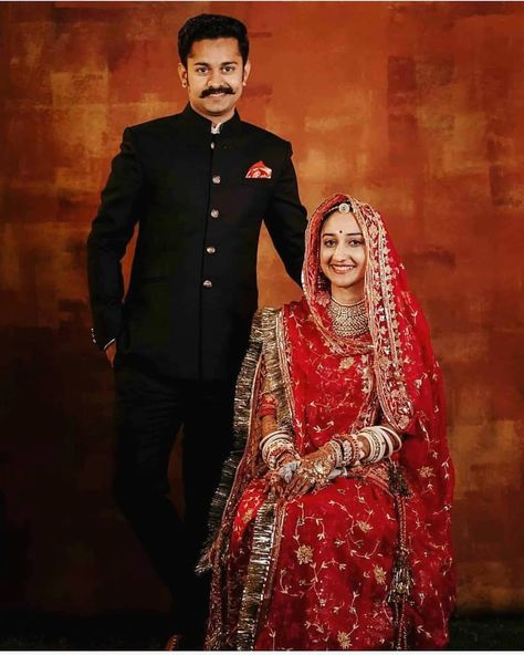 Couple Poses Rajputi, Banna Baisa Pic, Rajasthani Couple Photography, Rajput Groom, Rajput Couple, Rajputi Pose, Rajput Bride, Royal Photoshoot, Rajasthani Bride