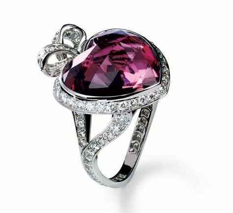 Nicolás Sarkozy regala a Carla Bruni un anillo idéntico al de su ex mujer, Cecilia - Foto 2 Purple Jewelry, Bling Rings, Purple Heart, Purple Rain, Pretty Rings, Gorgeous Jewelry, Heart Jewelry, Pink Tourmaline, Beautiful Rings