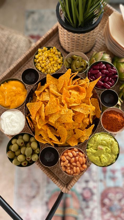 Snacks Arrangement Ideas, Snacks For Birthday, Soiree Food Ideas, Platter Ideas Savoury, Ramadan Platter Ideas, Chips Platter, Birthday Bbq Ideas, Indian Snack Charcuterie Board, Halal Charcuterie Board Ideas