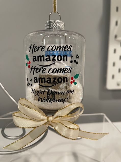 DIY ornament with AMAZON packages inside. Amazon Christmas Ornaments Diy, Amazon Package Ornament Diy, Amazon Ornament Diy, Amazon Ornaments Diy, Clear Disc Ornaments Ideas, Circuit Machine, Amazon Christmas, Diy Ornament, Ornament Diy