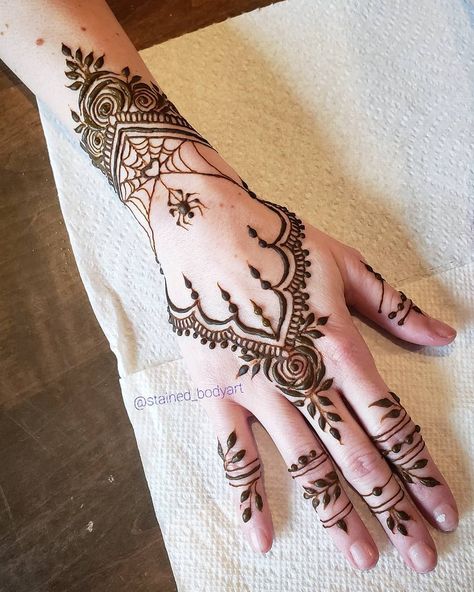 Spider Henna, Hxh Spider, Bracelet Tattoos, New Henna Designs, Henna Leaves, Diy Henna, Henna Style Tattoos, Henna Inspired Tattoos, Modern Henna