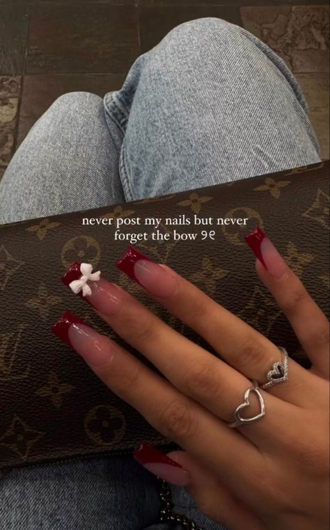 Long Acrylic Nail Designs Red, Nails Acrylic Bow Design, Burgundy Red Nails Design, Red Nails With White Bow, Fall Nails With Charms, Autumn Nails Burgundy, Nails Ideas With Charms, Fall Bow Nails, White And Burgundy Nails