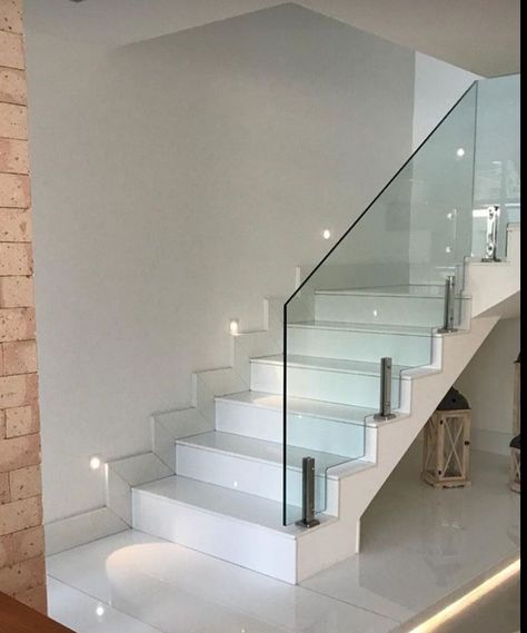 S S Glass Railing, Glass Stairs Design Modern, Glass Staircase Railing, Glass Railing Stairs, Balcony Glass Design, درج السلم, Staircase Design Modern, Staircase Railing Design, Stairs Design Interior