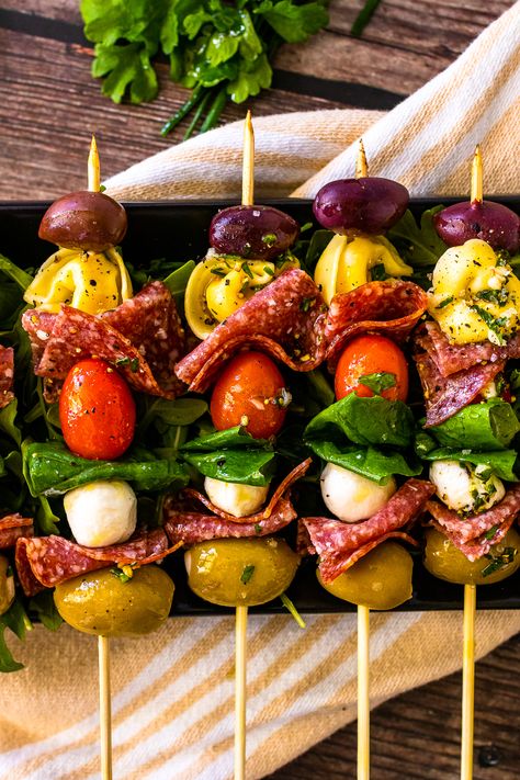 A Southern Soul, Antipasto Skewers, Skewer Appetizers, Make Ahead Appetizers, Charcuterie Recipes, Appetizer Bites, Snacks Für Party, Party Food Appetizers, Best Appetizers