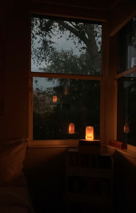 Creepcore Aesthetic, Room With Candles Aesthetic, Cozy Night Aesthetic Bedroom, Night Time Bedroom Aesthetic, Cozy Aesthetic Candles, Dark Room With Candles, Cozy Aesthetic Pictures, Autumn Aesthetic Night, Autumn Night Aesthetic Cozy