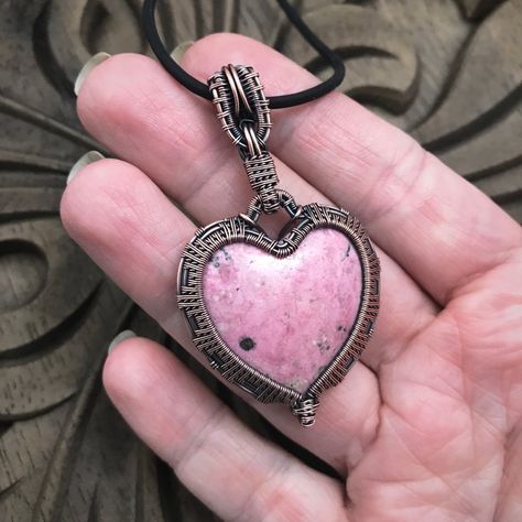 Wire Hearts, Crystal Wire Wrap, Weave Ideas, Wire Wrapped Crystal Pendant, Copper Wire Art, Wire Jewelry Patterns, Wire Wrapped Stone Jewelry, Wire Heart, Valentine Jewelry